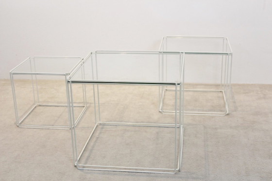 Tables gigognes Isocele graphiques de Max Sauze pour Atrow, Tables d'appoint, polished steel, Verre, Blanc (photo 7 sur 9)