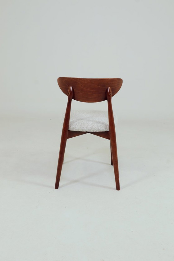 Image 1 of Set van 6 eetkamerstoelen, teakkleurig hout, bouclé bekleding, modern design