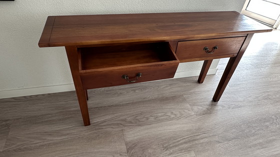 Image 1 of Table d'appoint en merisier massif avec 2 tiroirs