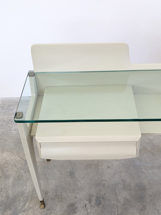 Image 1 of Mesilla de noche - Latón, Cristal, Madera - Pareja de mesillas de noche, de madera lacada en blanco, con tapa de cristal.