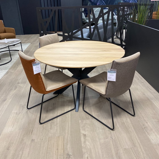 Image 1 of Table de salle à manger Nouvion Yvo Ø130 avec 3 chaises de salle à manger Koinor Essay (ensemble de 3)