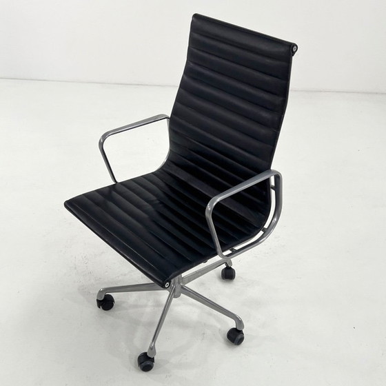 Silla de escritorio Eames EA119 de cuero, diseñada por Charles y Ray Eames para ICF, década de 1970. (photo 6 of 10)