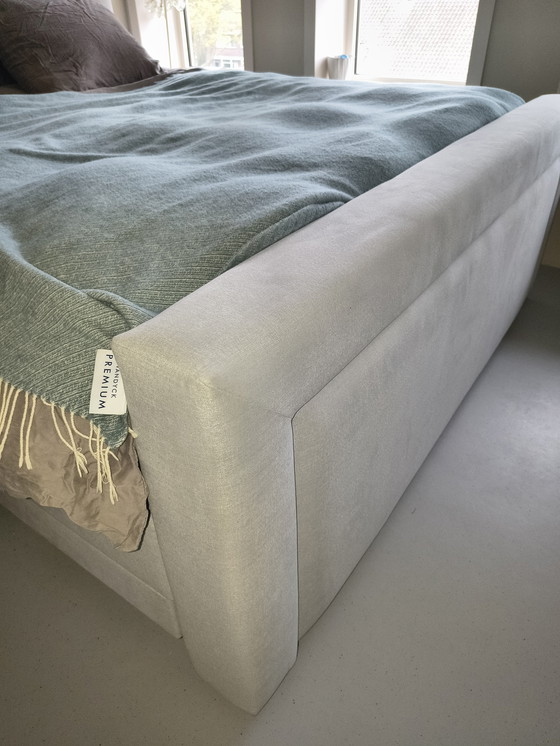 Image 1 of Bed gestoffeerd kingsize grijs