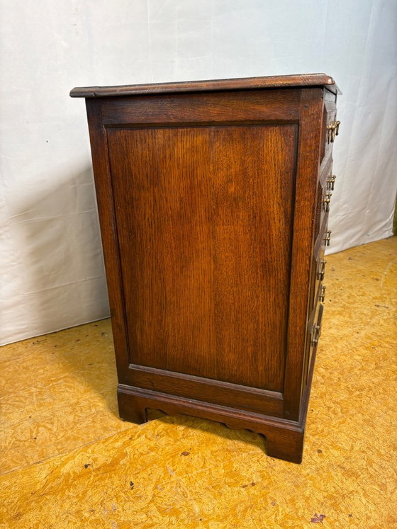 Image 1 of Vintage platenkast in antieke stijl – ladekast, circa 1970. Een charmante en bijzondere vintage platenkast, ontworpen om...
