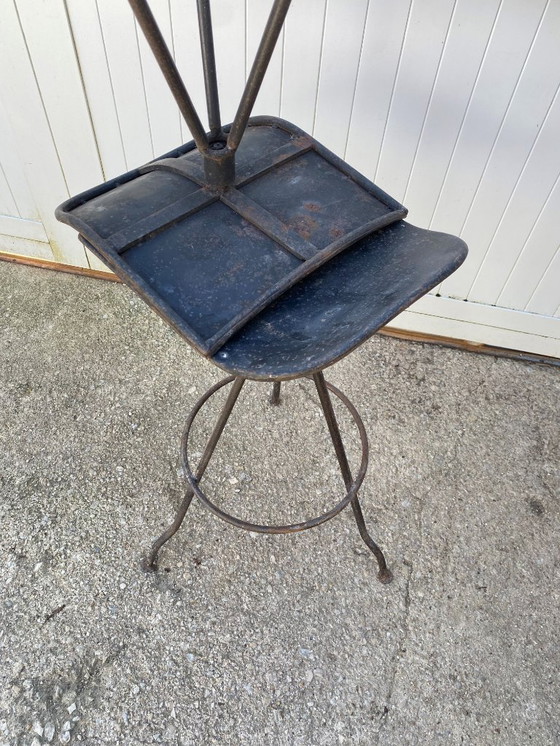 Image 1 of Paar industriële metalen draaibare barkrukken uit de jaren 50