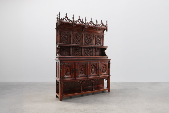 Image 1 of Rare grande armoire néogothique en chêne du début du 19e siècle, sculptée à la main