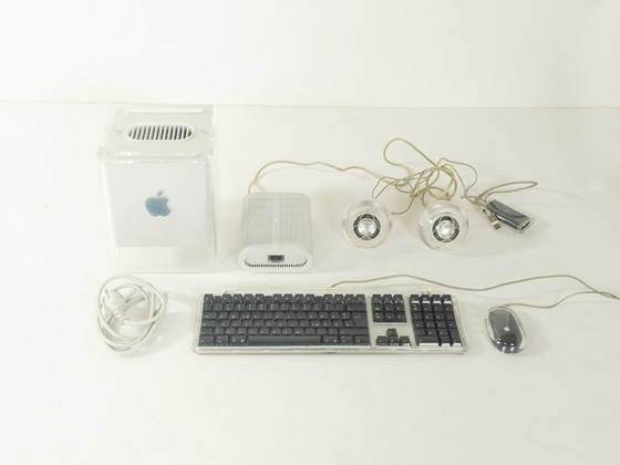 Image 1 of Power Mac G4 Cube et écran Studio 17 pouces, Apple, années 2000, vintage