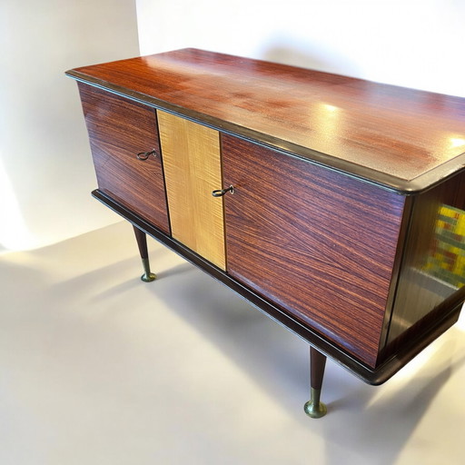 Belle forme originale allemande Mid Century Sideboard des années 1950 avec pieds en laiton sur les jambes coniques