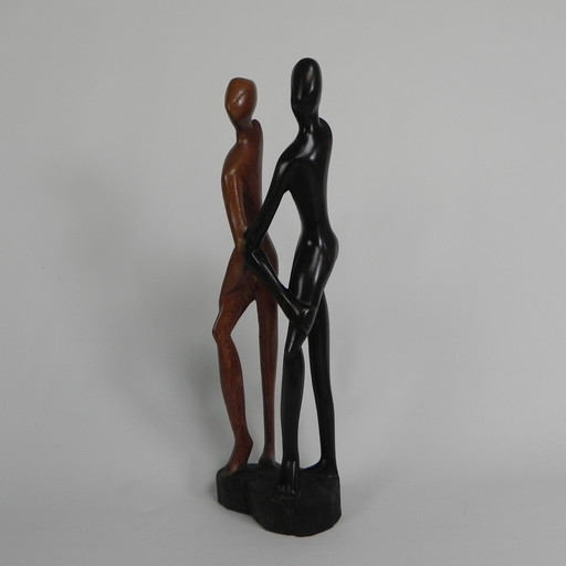 Sculpture en bois représentant 2 personnes claires et sombres, années 1950