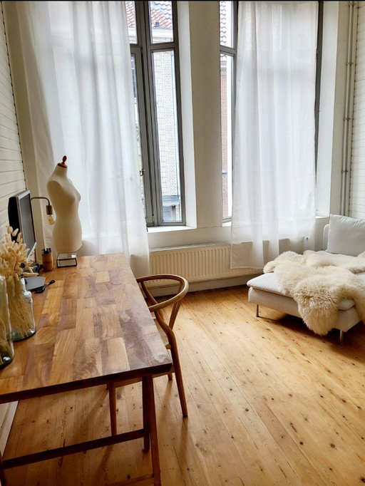 Tisch aus Holz