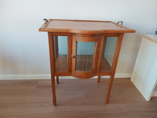 Armoire à thé avec verre taillé et plateau de service en vrac