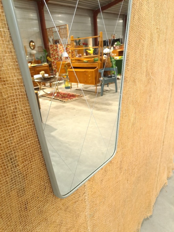 Image 1 of Spiegel met grijze kunststof rand en witte lijnen in het glas