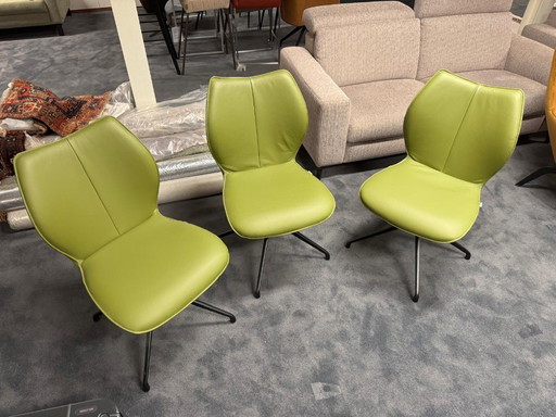 Silla de cuero New World de Kiq Bree, color verde.