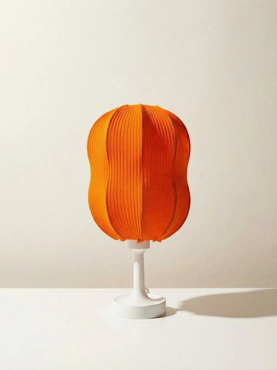 Lamp with a plastic base and a coloured fabric shade in Mid Century style. – Table lamps, Wool (photo 2 of 7)
