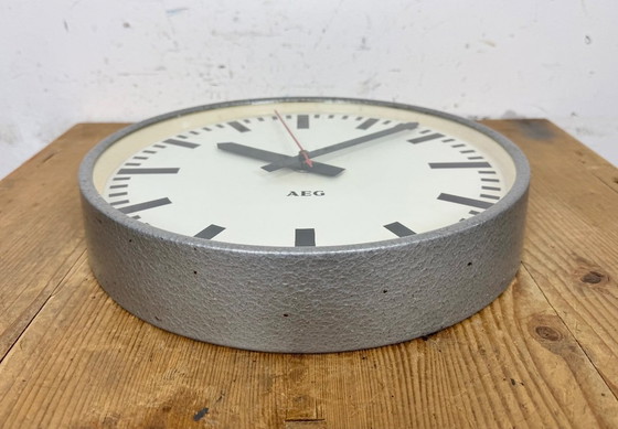 Image 1 of Grijze Duitse industriële elektrische stationswandklok van AEG, jaren 60
