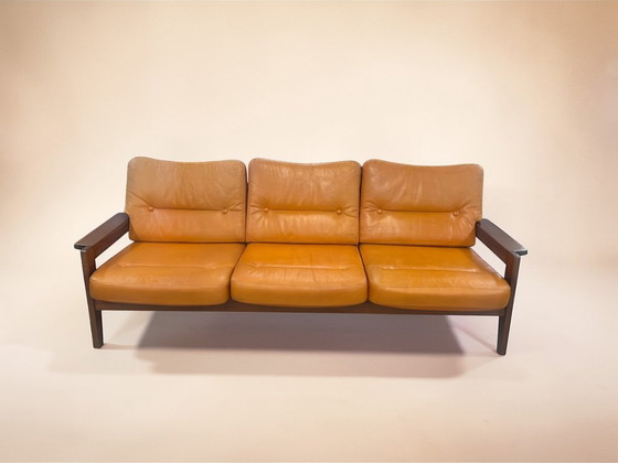 Image 1 of Vintage 3-Sitzer Sofa aus den 1970er Jahren – Massivholzrahmen & orange Leder – Mid Century / Danish Style Designer Couch.