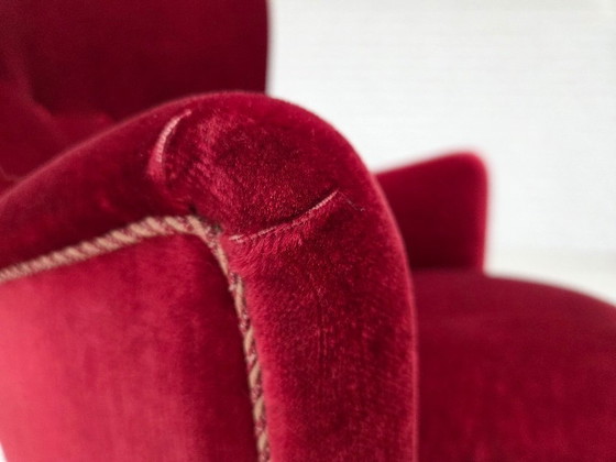 Image 1 of Fauteuil danois des années 1970, revêtement en velours rouge cerise, pieds en frêne.