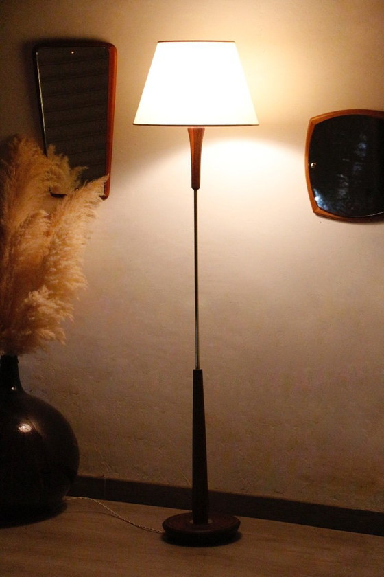 Image 1 of Vloerlamp van teak en messing uit de jaren 60 - Vintage verlichting