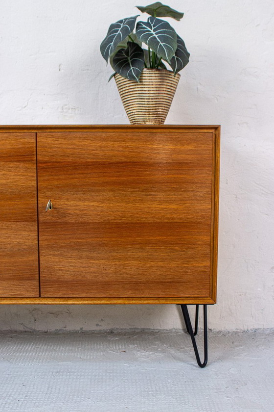 Vintage ladekast/dressoir/minibar van teakhout met notenhouten accenten, midden 20e eeuw, jaren 60. (photo 2 of 13)