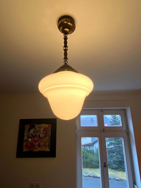 Original Art Nouveau/Art Deco Pendelleuchte mit Messingfassungen und Opalglasschirm, ca. 1920, französische (photo 6 of 7)