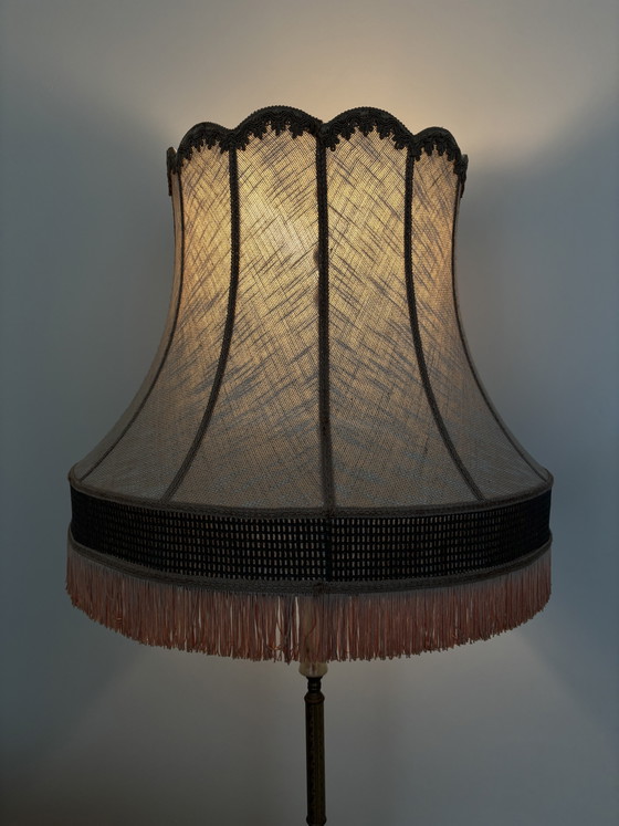 Lampada da terra in alabastro in stile Hollywood Regency con paralume sfrangiato – Lampade da terra, Brass (photo 8 of 14)