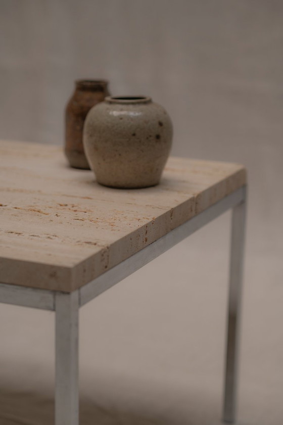 Image 1 of Ensemble de deux tables d'appoint modernistes en travertin et chrome - années 1970