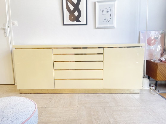 Aparador de Jean-Claude Mahey en laca beige y latón – circa 1970 – Aparadores, Wood (photo 14 of 14)