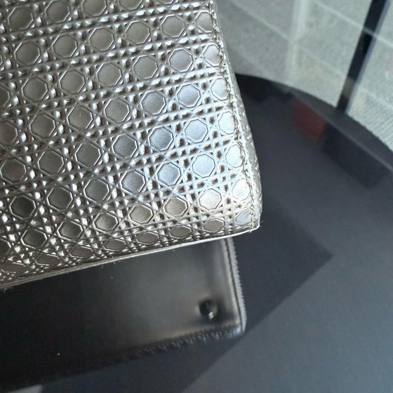 Image 1 of DIOR LADY MEDIUM - MICRO-CANNAGE METALLIC GOUDEN BESLAG