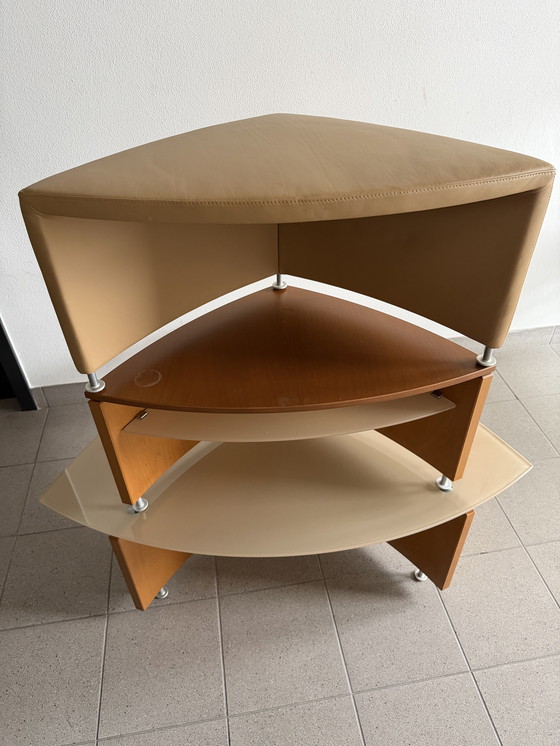 Image 1 of Leolux Joey a mis une table de salon, une chaise et un poef. 