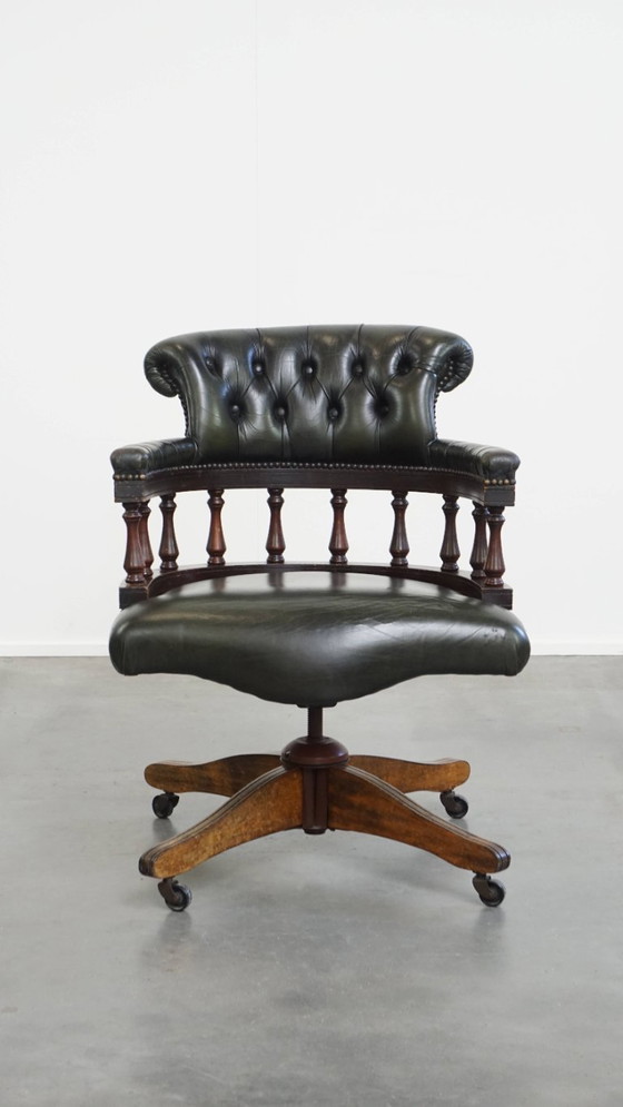 Image 1 of Rundleren en houten in hoogte verstelbare, swiffel en tilt chesterfield bureaustoel in een donkergroene kleur