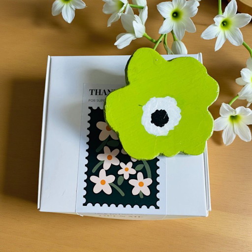 Broche fleur en bois vert d'inspiration Marmekko fait main