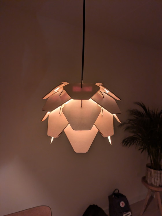 Image 1 of Lampada a sospensione di design in legno a forma di pigna