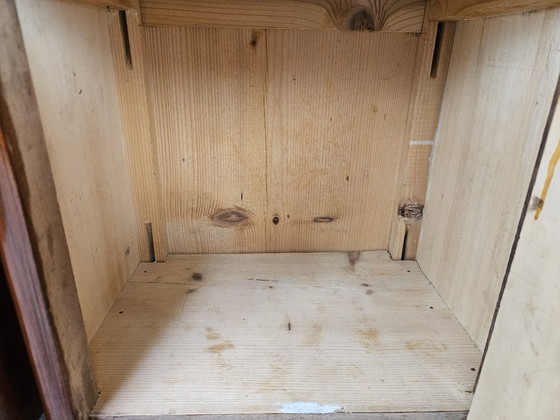 Image 1 of Art Deco nachtkastjes in walnoothout en messing.