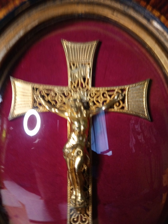 Antikes religiöses Kruzifix aus dem 19. Jahrhundert unter Wölbglas - Messing und Samt - 40cm – Bildhauerei (photo 4 of 6)