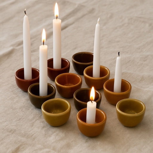 Set mit 12 kleinen Kerzenhaltern aus mehrfarbiger Keramik