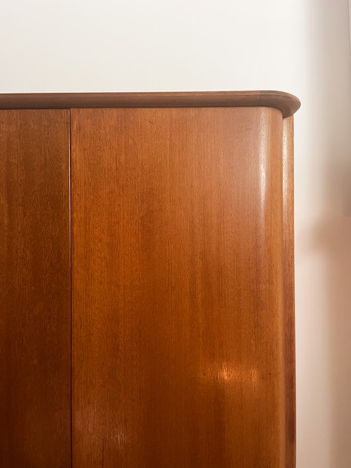 vintage '60s closet round corners