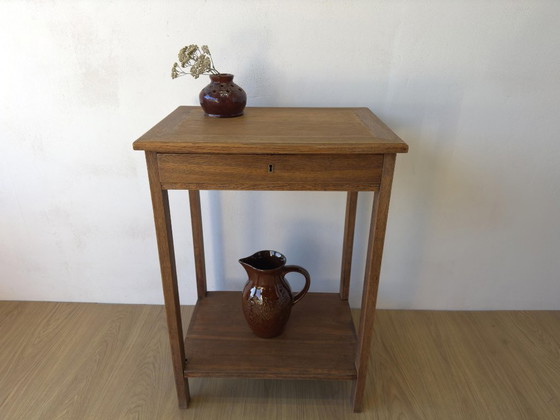 Image 1 of Oude eikenhouten bijzettafel uit de jaren 50.