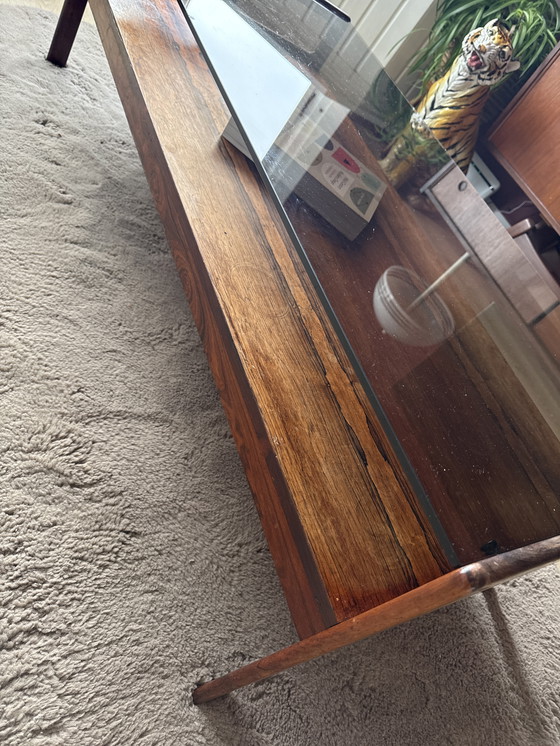 Image 1 of Table basse en palissandre avec plateau en verre fumé