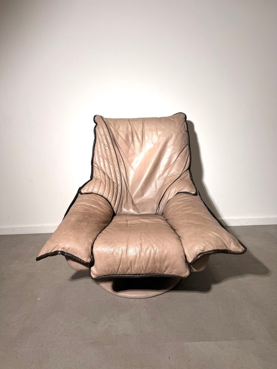 Fauteuil pivotant vintage en cuir (photo 2 of 6)