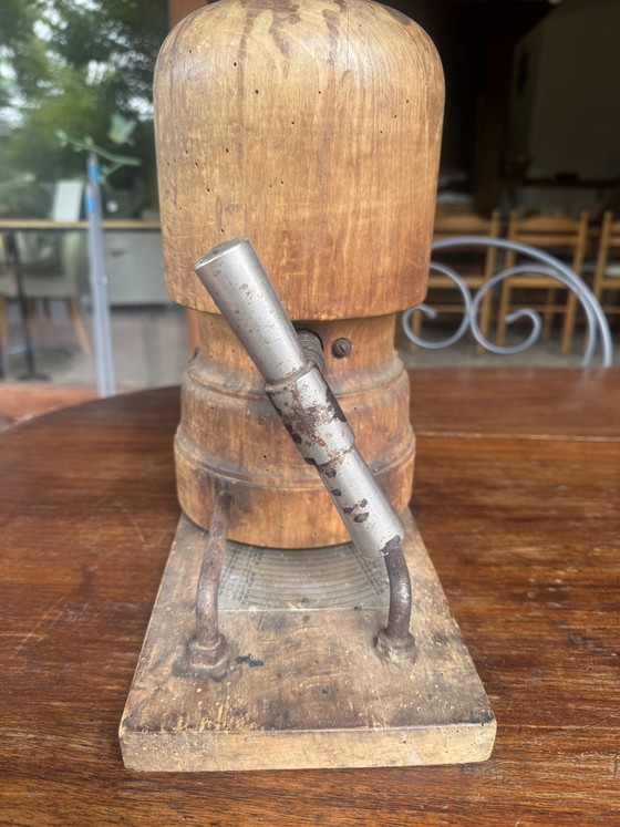 Image 1 of Antieke verstelbare hoedenvorm op een standaard – Massief hout – Begin 20e eeuw