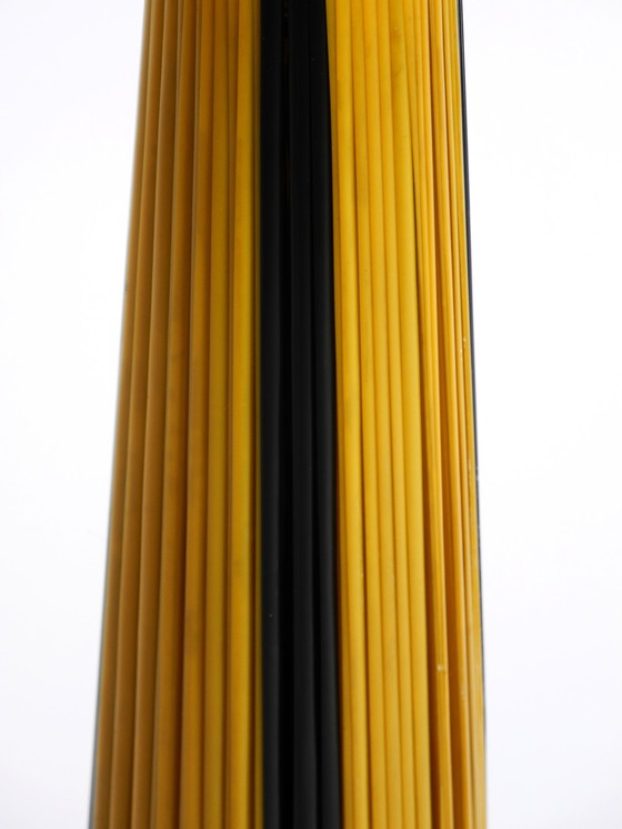 Image 1 of Seltene schöne Mid-Century Modern Tripod Messing Tischlampe mit Wrapped Nylon Strip Lampenschirm