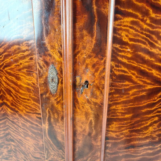 Image 1 of Armadio/guardaroba in pino del XIX secolo con impiallacciatura fiammata.