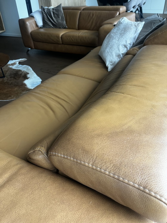 Canapé en cuir Natuzzi couleur cognac - Fauteuil inclinable à réglage électronique – Leather, Metal (photo 10 of 10)