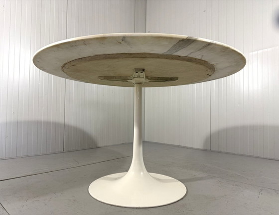 Image 1 of Round marble dining table with tulip-shaped base 1960s