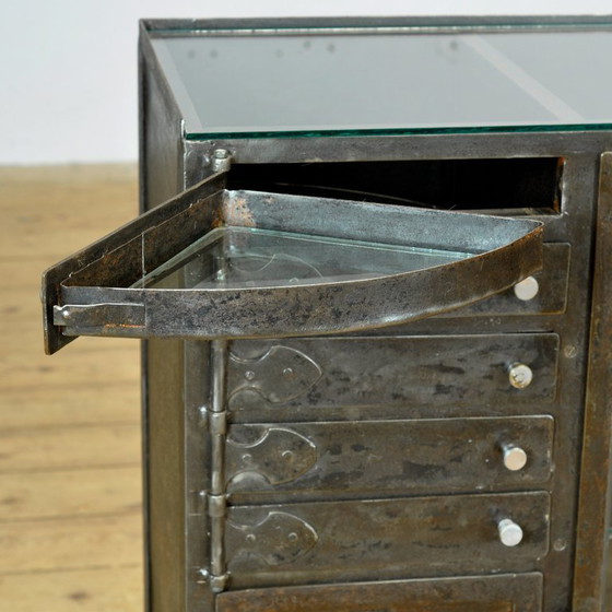 Image 1 of Armario industrial, circa 1930