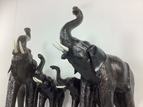 Image 1 of Ensemble de 4 éléphants vintage en cuir des années soixante