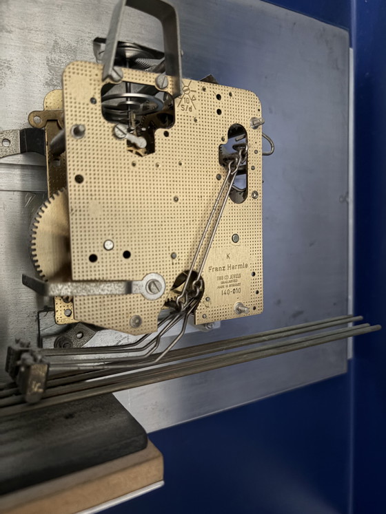 Image 1 of Hermle Design Staande Klok – Geborsteld RVS & Kobaltblauw