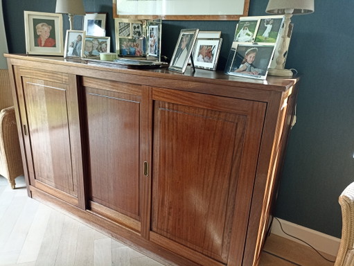 Armario antiguo de 3 puertas de madera maciza en madera tropical.