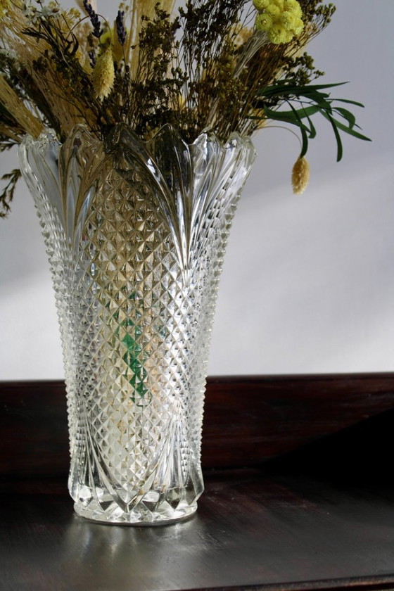 Image 1 of Grand vase en cristal taillé – motif à pointes de diamant