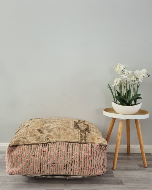 Vintage berber poef, marokkaanse zitkussen beige / baby roze kleur
